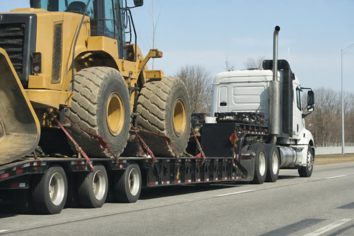 Step Deck equipment on the road